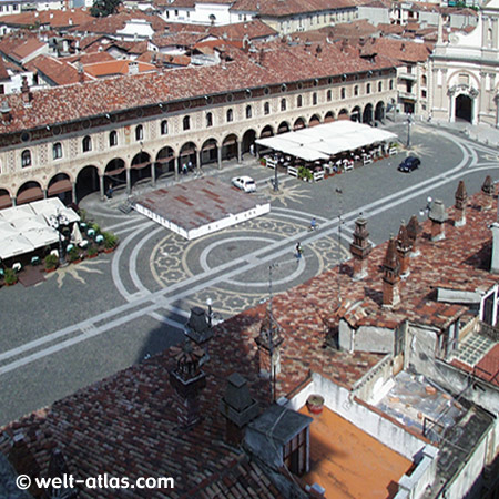 Piazza Ducale di Vigévano und Dom