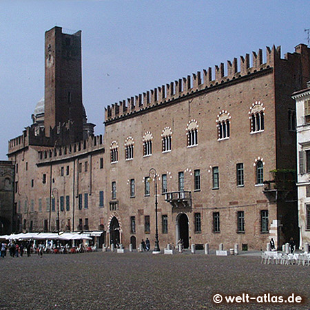 Die Piazza Sordello mit dem Palazzo Bonacolsi und dem Torre della Gabbia in Mantua