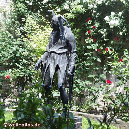 Statue des Rigoletto, Piazza Sordello,Verdioper an Originalschauplätzen