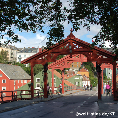 Alte Brücke, die Bybrua über den Nidelva in Trondheim