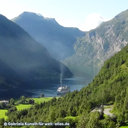 Blick auf den berühmten Geirangerfjord mit Kreuzfahrtschiff, UNESCO-Weltnaturerbe in Norwegen