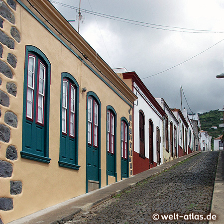 Steile Gasse im historischen Dorf Santo Domingo de Garafía auf La Palma