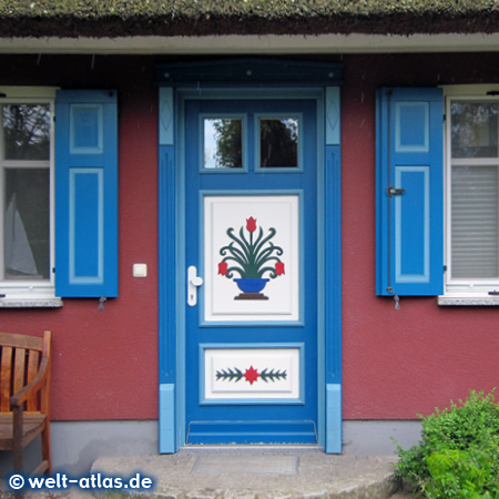 Schöne Haustür mit Blumenmotiv, diese Türen sind typisch für Fischland und Darß