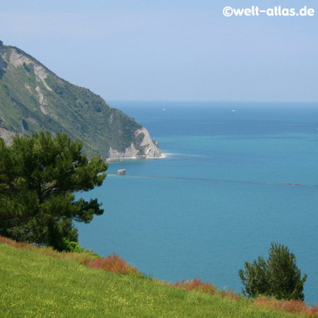 Steilküste an der Riviera del Conero, Marken, Adria, Italien