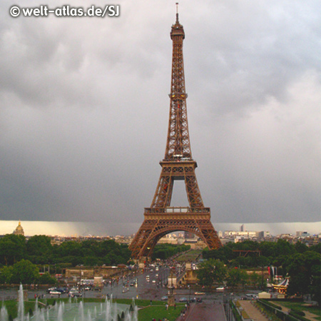 Der Eiffelturm, erbaut zur Weltausstellung 1889 in Paris