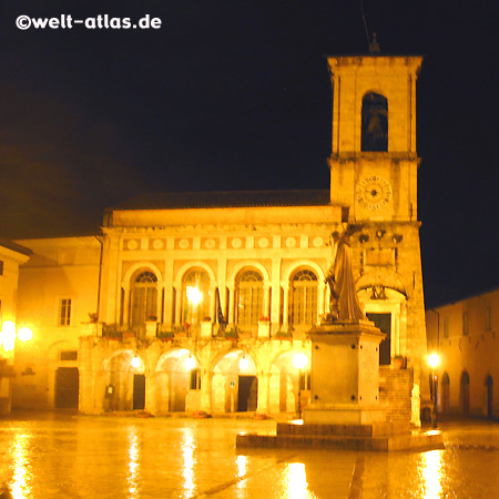 Piazza San Benedetto, Palazzo Comunale, Norcia, Umbria, Italy