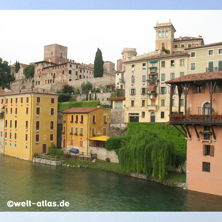 Blick auf Bassano del Grappa und Brenta von der Brücke Ponte degli Alpini 