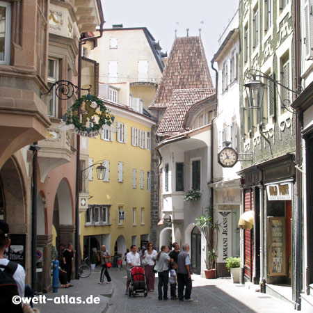 Gasse in der Altstadt von Meran, im Hintergrund der Turm des Bozner Tores, Stadttor