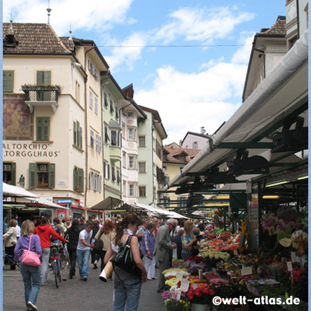 Gemüse- und Obstmarkt in Bozen, vor dem Torgglhaus in der Altstadt