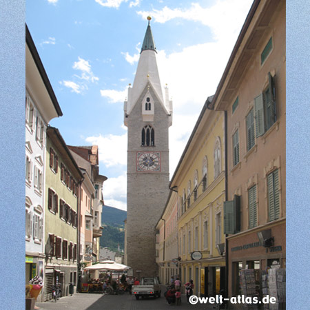 Weisser Turm der Pfarrkirche St. Michael in Brixen, älteste Stadt in Südtirol