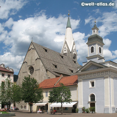 Weisser Turm der Pfarrkirche St. Michael und Domplatz in Brixen, älteste Stadt Südtirols