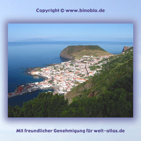 Blick auf Velas auf der Insel São Jorge, Azoren –Urlaubsbericht: Wandern auf den Azoren von Hans van Gelderen unter:http://azoren.binobio.de/acores.htm