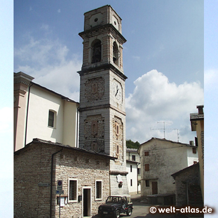 Glockenturm der Kirche in Molina, Ort nahe Verona mit Wasserfallpark 
