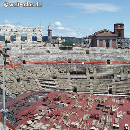 Das Innere der Arena während des Aufbaus für eine Opernaufführung, im Hintergrund der Torre dei Lamberti