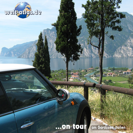 welt-atlas ON TOUR mit Mini am Gardasee, Blick aus den Bergen auf Nago-Torbole, Nordende des Sees