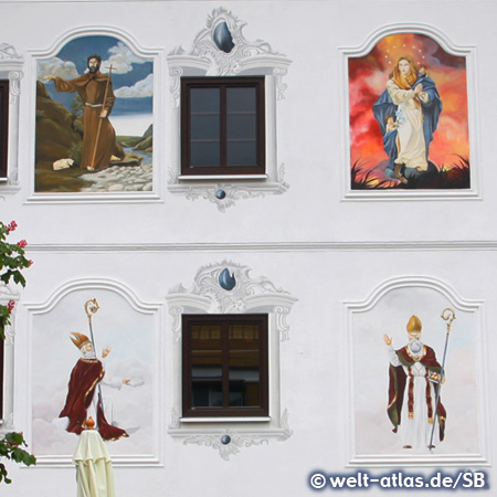 Schöne Fassadenmalerei am Höf Bräuhaus in Tannheim