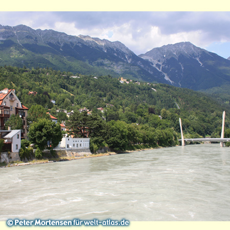 Innsbruck, Hungerburgbahnbrücke über den Inn, im Hintergrund die Alpen