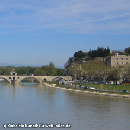 Die bekannte Brücke Pont d'Avignon (Pont St. Bénézet) an der Rhone, Wahrzeichen der Stadt Avignon, Frankreich – UNESCO-Weltkulturerbe