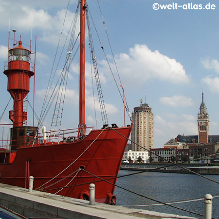 Feuerschiff Sandettie, Hafenmuseum und Rathaus im Hintergrund