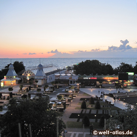 Abend an der Promenade und Seebrücke in Miedzyzdroje auf der Insel Wollin, Polen