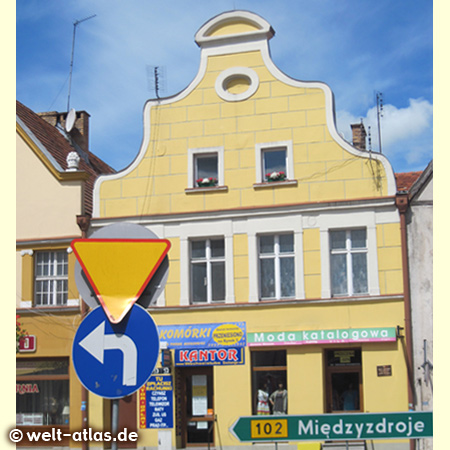 Fassade am Marktplatz in Trzebiatów (Treptow)