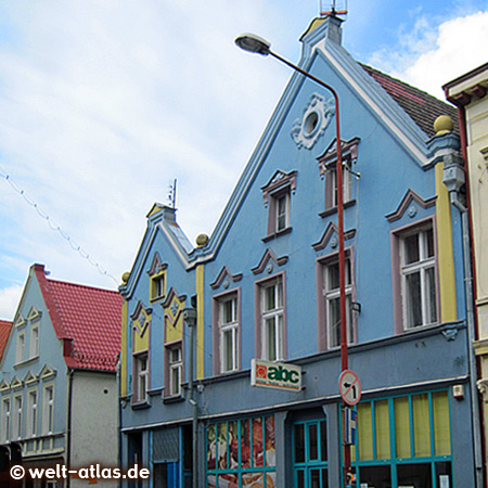 Schöne blaue Fassaden in der Altstadt von Trzebiatów (Treptow) 