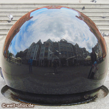 Gewaltige schwarze Granitkugel vor dem Rathaus in Kolobrzeg, symbolisiert die Erde und dreht sich in ihrem Wasserbett