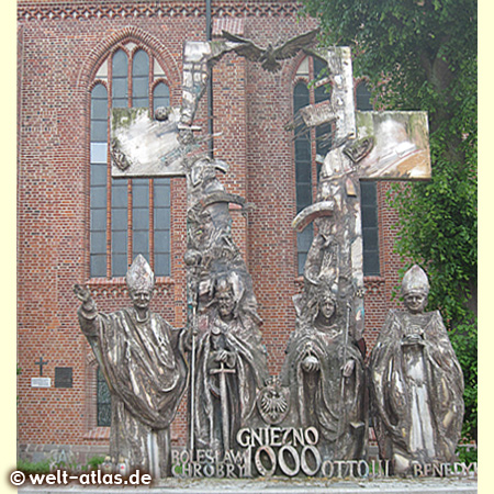 Milleniumsdenkmal vor der Marienbasilika in Kolobrzeg, 1000 Jahre Bistum Kolberg 