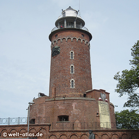 Der Leuchtturm steht auf den Resten alter Befestigungsanlagen an der Hafeneinfahrt und zählt zu den Wahrzeichen von Kolberg