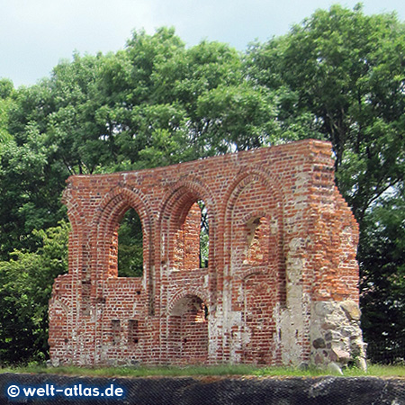 Kirchenruine von Trzęsacz (Hoff) nach ständigem Abbruch der Steilküste an der polnischen Ostsee, mehrmals ein beliebtes Motiv des Males Feininger 