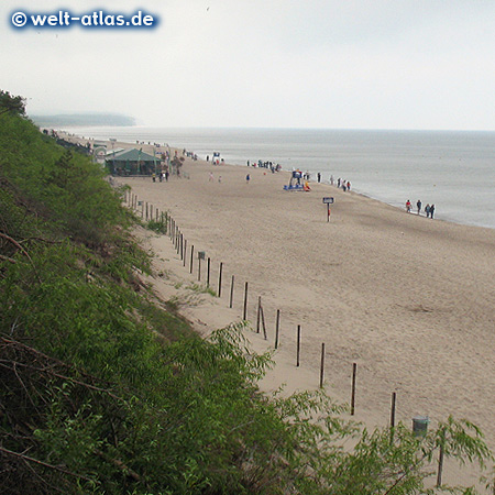 Blick von der Aussichtsplattform auf Strand und Steilküste im Seebad Trzesacz (Hoff) an der Ostsee, Polen