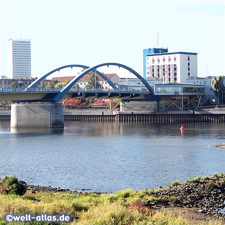 Brücke, die Frankfurt und Slubice verbindet, Blick von Slubice in Polen über die Oder nach Frankfurt (Oder)