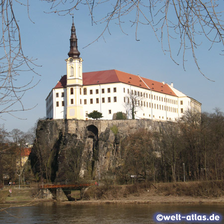 Das Schloss Děčín auf einem Felsen über der Elbe in der Tschechischen Republik nahe der Grenze zu Sachsen