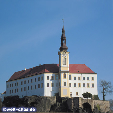 Das Schloss Děčín an der Elbe in der Tschechischen Republik nahe der Grenze zu Sachsen