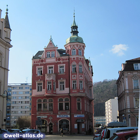 Pink Haus mit Türmen und Erkern am Markt in Děčín 