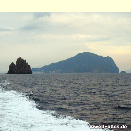 Mit dem Schiff von Lipari nach Stromboli, die Felseninsel Basiluzzo gehört zur Insel Panarea