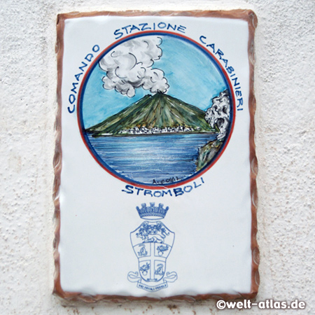 Kachelschmuck mit Vulkan und Wappen, Stromboli 