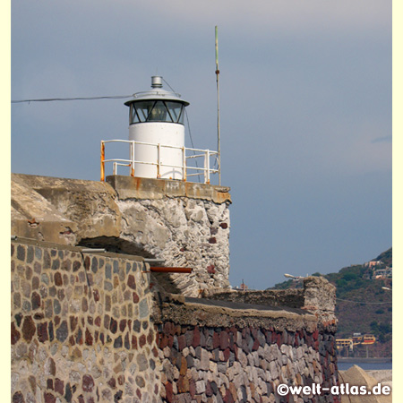 Kleiner Leuchtturm in der Marina Corta auf Lipari, Tyrrhenisches Meer