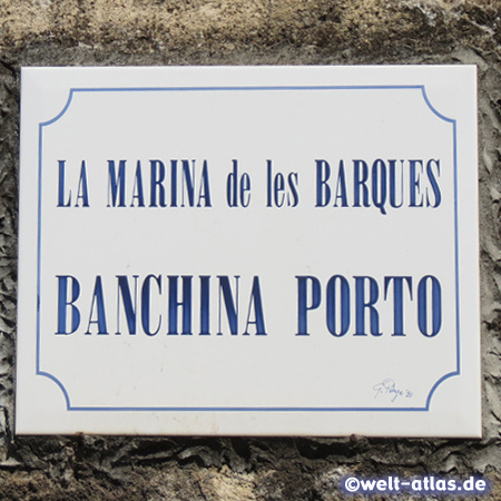 In der Altstadt von Alghero sind die Straßenschilder auf katalanisch und italienisch geschrieben