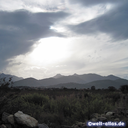 Abendstimmung über den Bergen im Hinterland der Cala d'Ambra von bei San Teodoro