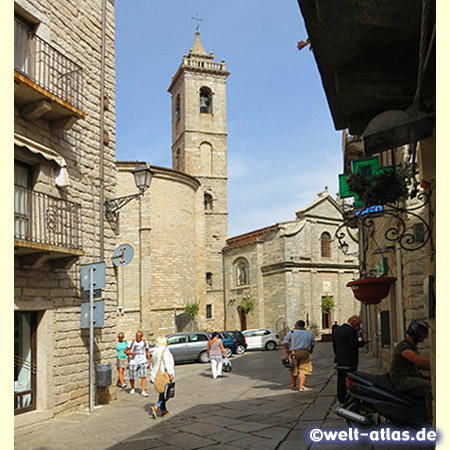 Die Kathedrale Santa Croce in der Altstadt von Tempio Pausania, Straßen und Bauten sind vorherrschend aus Granit gebaut