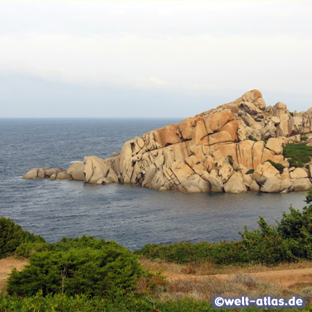Granitfelsen an der Cala Spinosa auf der Halbinsel Capo Testa