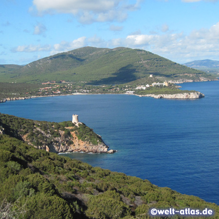 Blick vom Capo Caccia über die Bucht Porto Conte Richtung Punta Giglio, im Vordergrund steht einer der antiken Küstensignaltürme (Sarazenentürme)