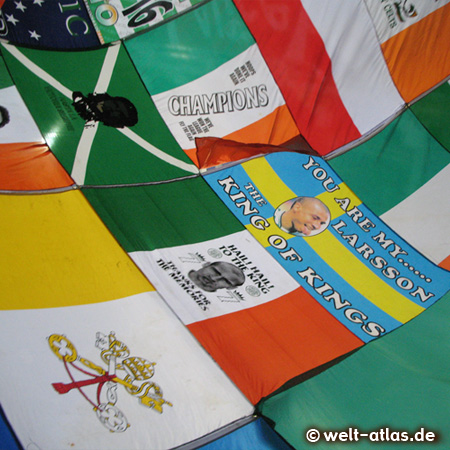 Die Fans von Celtic Glasgow haben ihre Mega-Fahne zum Freundschaftsspiel mitgebracht und lassen sie über alle tribünen wandern – Jubiläum – Spaß undLeidenschaft am Millerntor imSt. Pauli Jahr 100 – 1910-2010