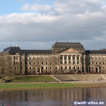 Blick von der Brühlschen Terrasse auf die Elbe und Sächsisches Staatsministerium der Finanzen am anderen Ufer