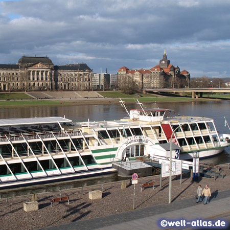 Blick von der Brühlschen Terrasse auf die Elbe mit Ausflugsdampfer am Anleger und Sächsische Staatsministerien am anderen Ufer