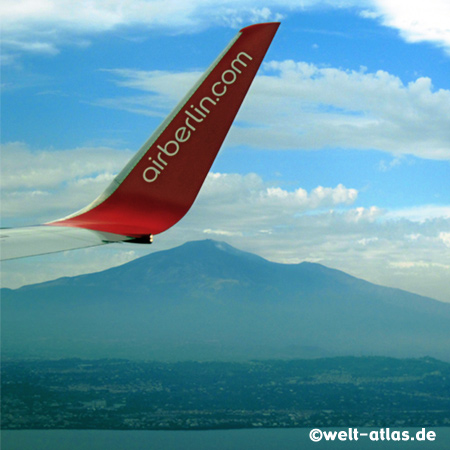 Air Berlin, kurz vor der Landung in Catania, im Hintergrund liegt der Ätna