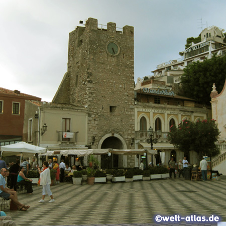 Die Piazza IX. Aprile mit dem Torre dell’Orologio, eines der Wahrzeichen von Taormina, daneben das Caffe Wunderbar