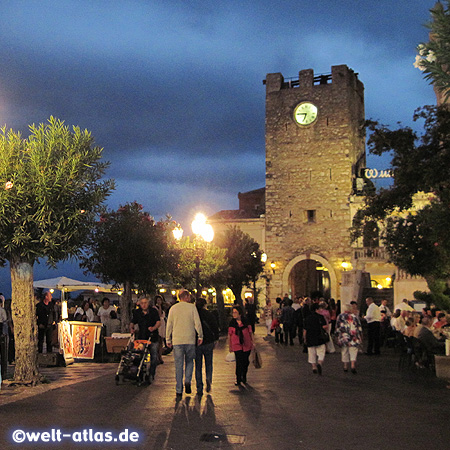 Bummeln, Essen und Shoppen am Abend in Taormina, hier am Torre dell’Orologio