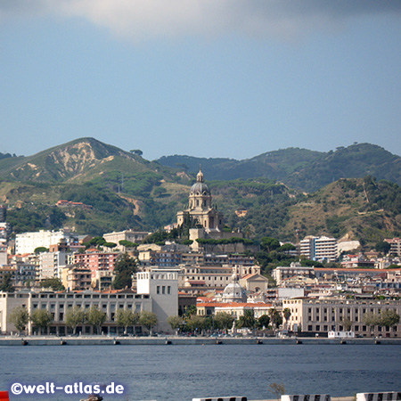 Blick vom Hafen auf die Stadt Messina und die Kuppel des Sacrario Cristo Re